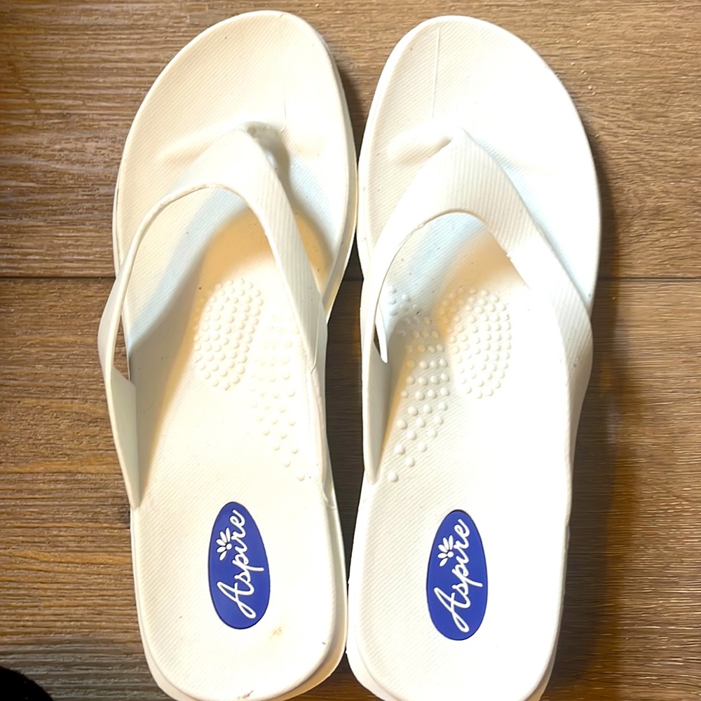 NWOT! Aspire By Okabashi White Women’s Flip Flops. Size Medium/Large. Never worn